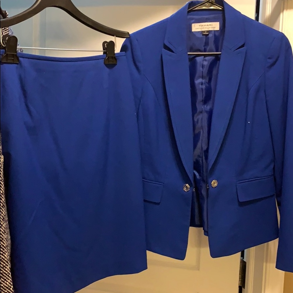 Skirt suit
